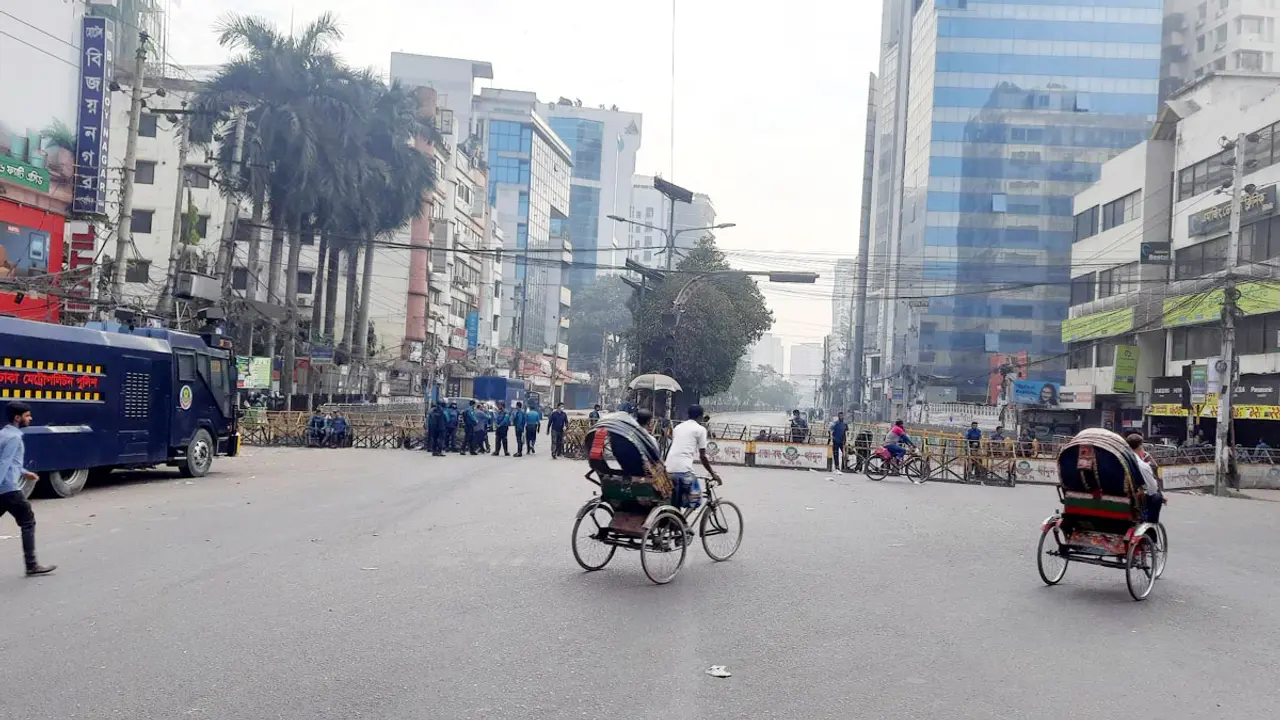 গোলাপবাগে সমাবেশ, তবুও বন্ধ নাইটিঙ্গেল-ফকিরাপুল সড়ক