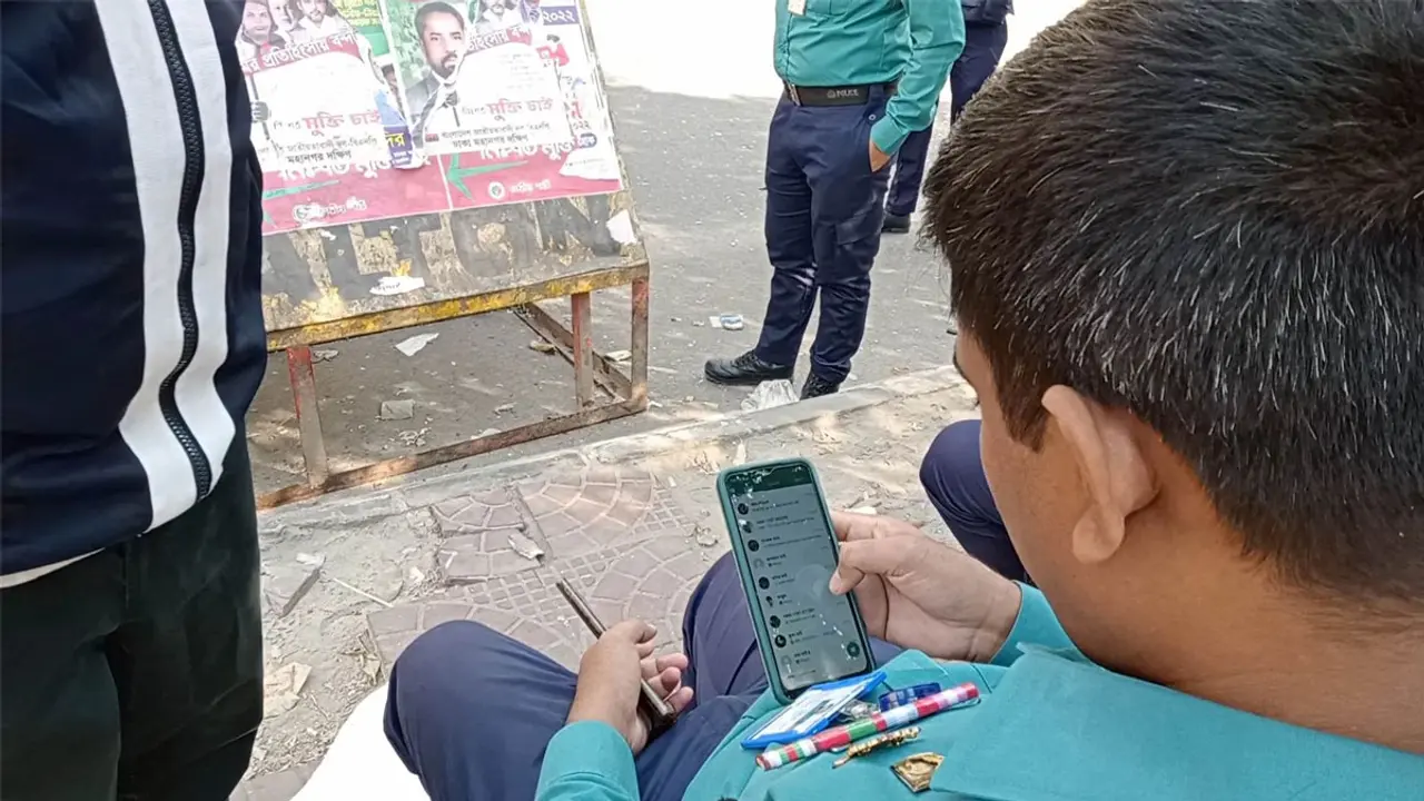 মেসেঞ্জার-হোয়াটসঅ্যাপও চেক করছে পুলিশ