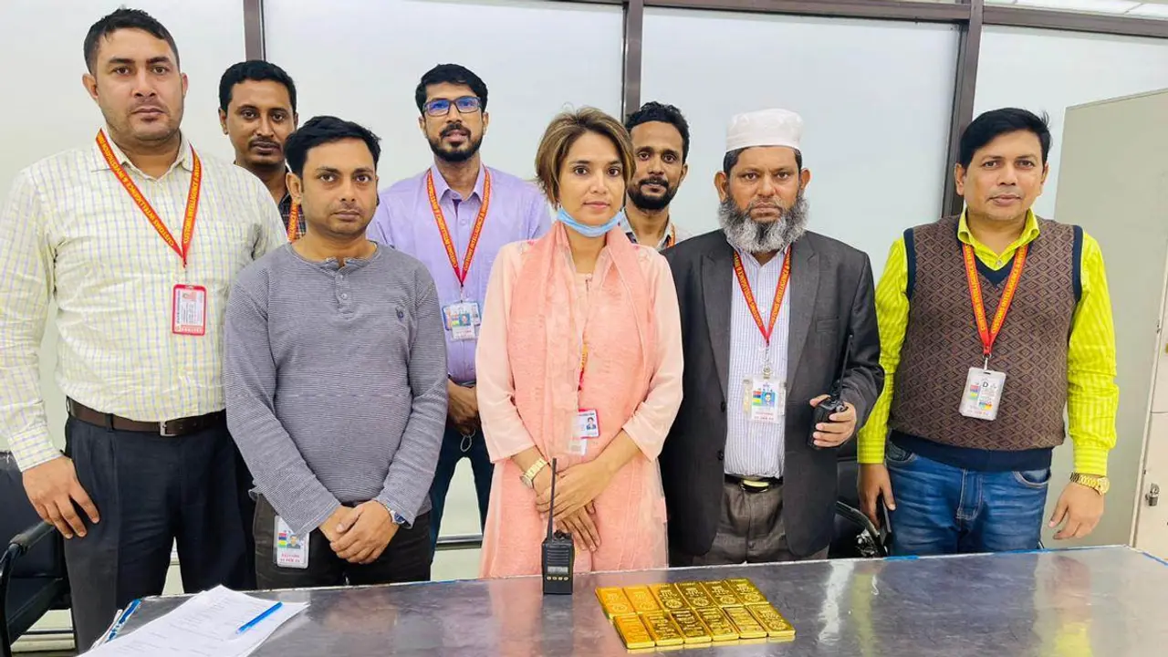 বিমান থেকে ১২ কেজি সোনা জব্দ