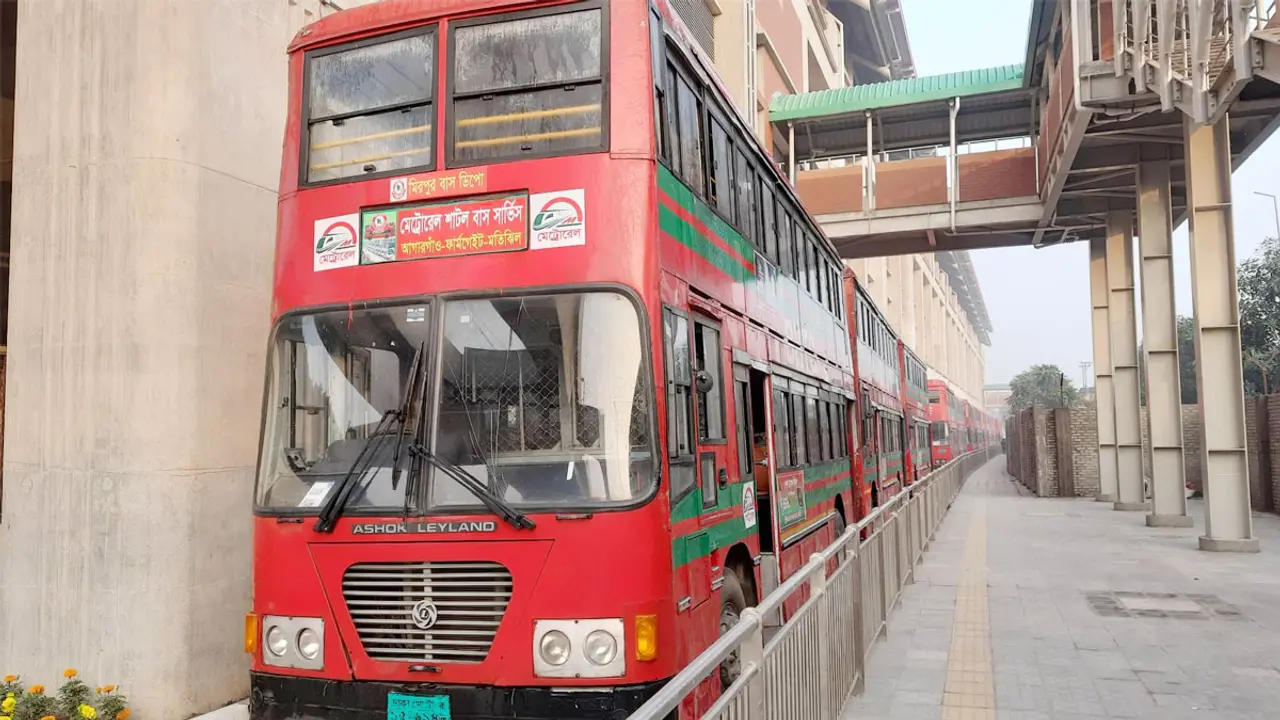 শাটল বাসের অপেক্ষায় যাত্রী, যাত্রীর অপেক্ষায় শাটল বাস