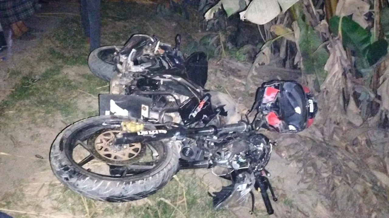 ট্রাকচাপায় প্রাণ গেল দুই বন্ধুর