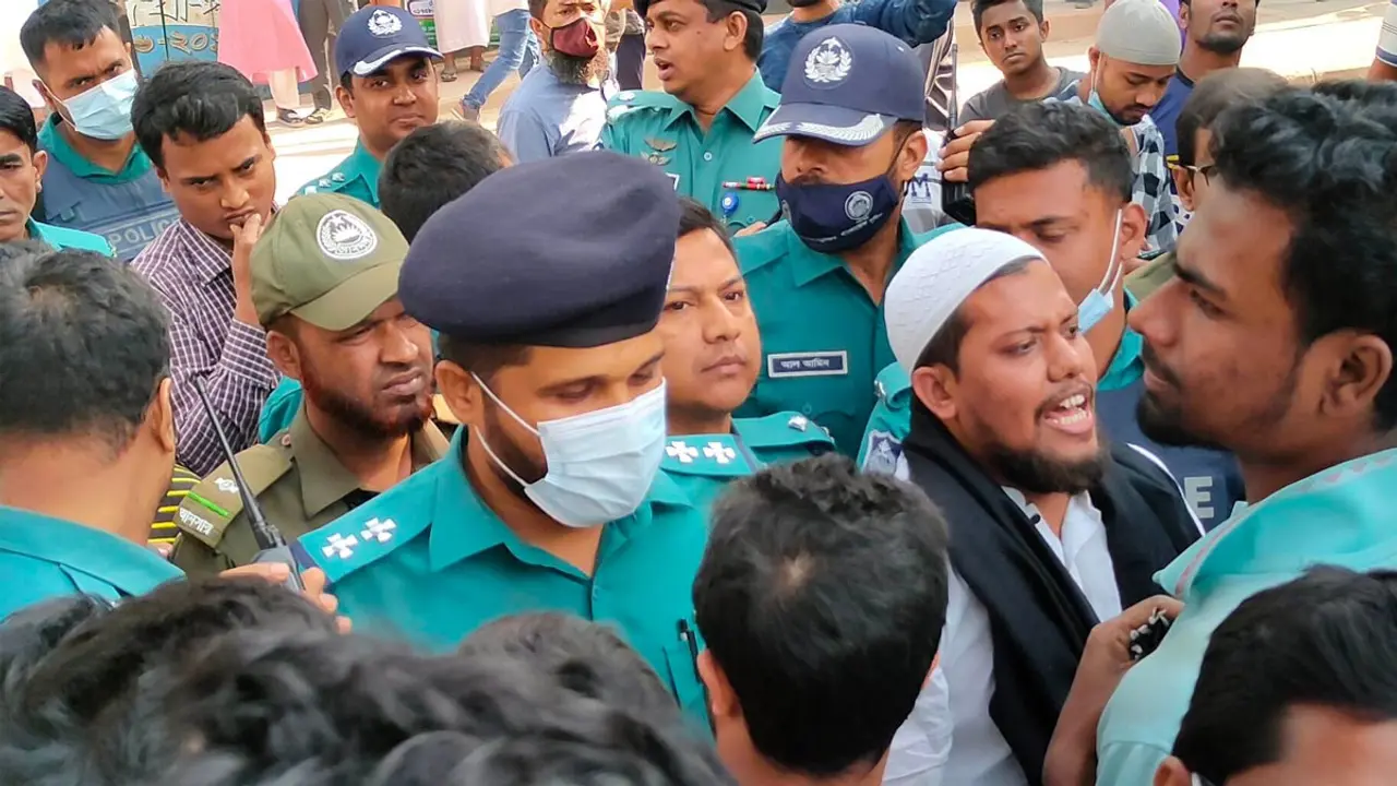 মাঠ দখলের অভিযোগে আলিয়া মাদ্রাসা শিক্ষার্থীদের বিক্ষোভ 