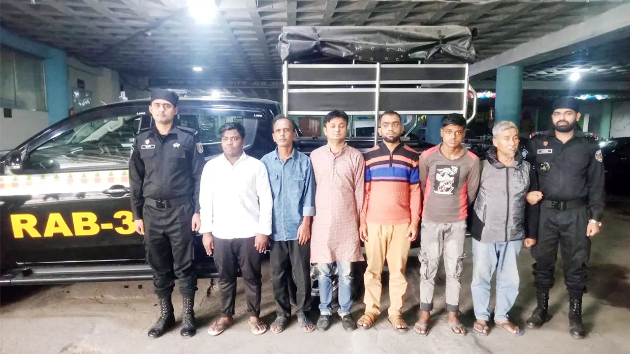 ট্রেন ছাড়ার ৪ ঘণ্টা আগে ব্ল্যাকে টিকিট ছাড়েন তারা