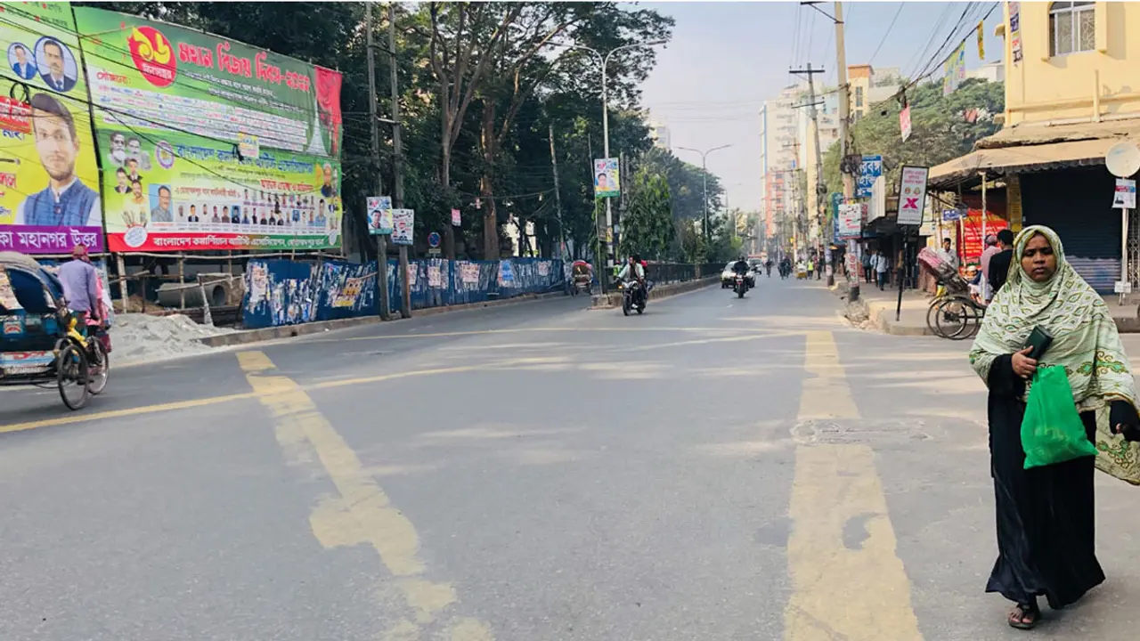 ঢাকার রাস্তা থেকে হঠাৎ উধাও বাস