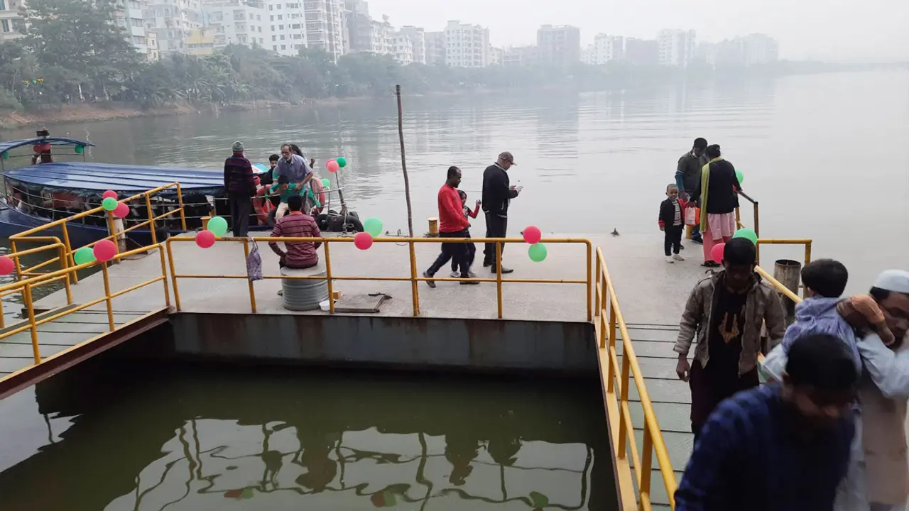 বিজয় দিবসে হাতিরঝিল ওয়াটার ট্যাক্সিতে আনন্দ ভ্রমণ