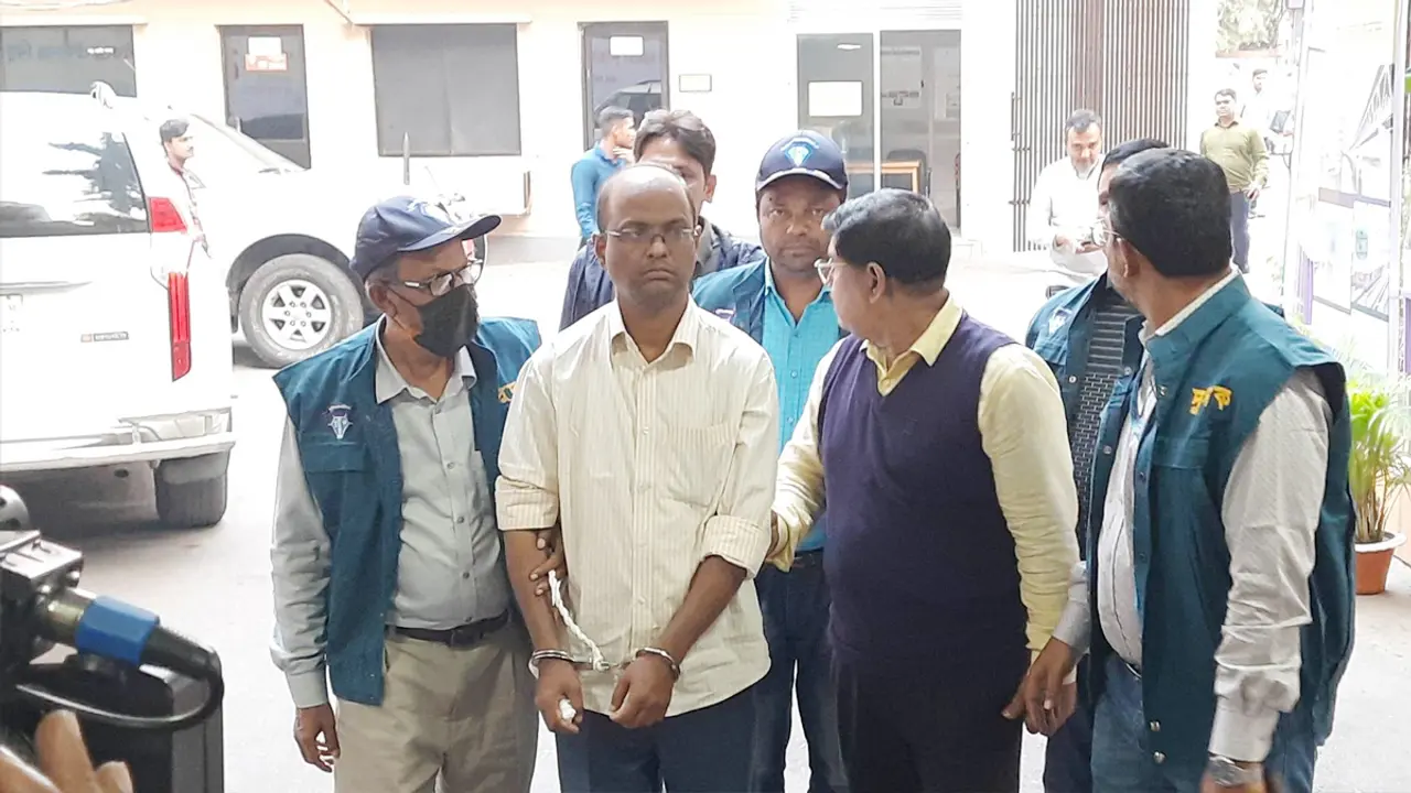 দুর্নীতি : তেজগাঁও স্বাস্থ্য কমপ্লেক্সের প্রধান সহকারী গ্রেপ্তার
