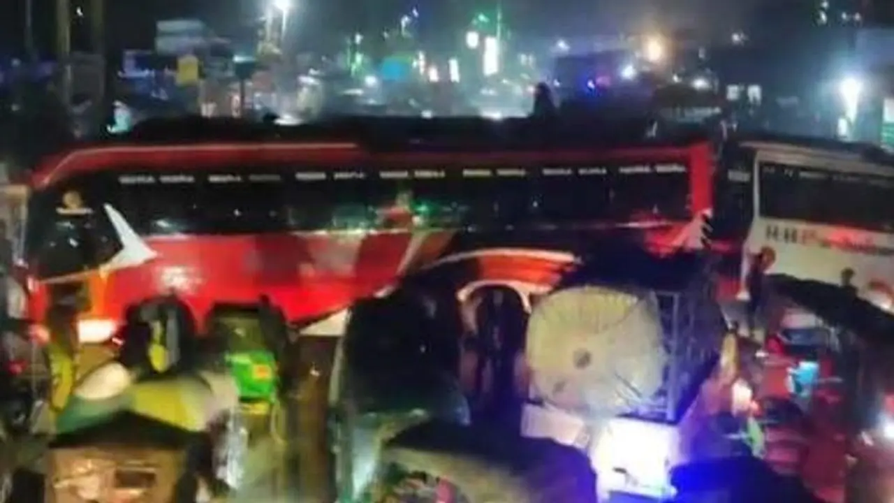 ব্রাহ্মণবাড়িয়ায় মহাসড়ক আটকে রেখে পরিবহন শ্রমিকদের বিক্ষোভ