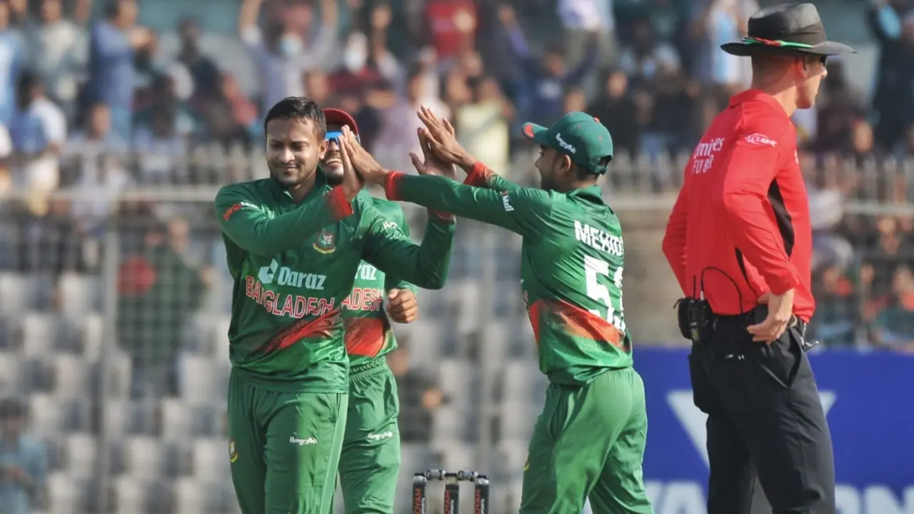 ভারতকে চেপে ধরেছেন সাকিবরা