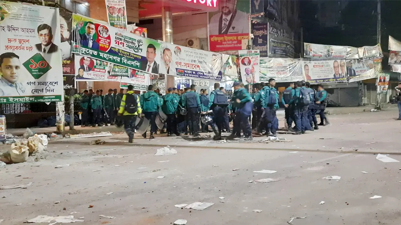 নয়াপল্টনে সতর্ক অবস্থানে পুলিশ, বিএনপি কার্যালয় যেন ‘ভূতুড়ে বাড়ি’