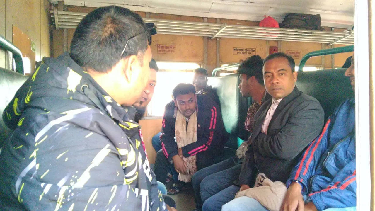 ট্রেনে চেপে সমাবেশস্থলে যোগ দিচ্ছেন বিএনপির নেতাকর্মীরা