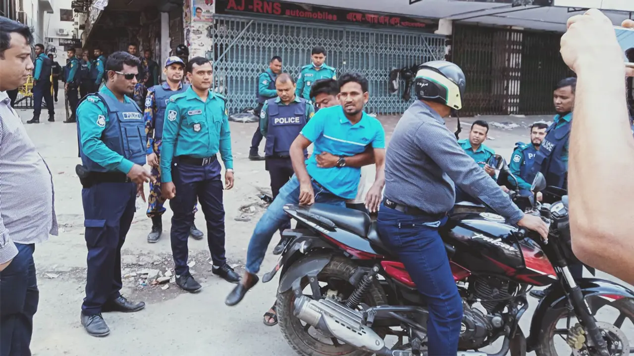 বিএনপি অফিসের সামনে থেকে দুজন আটক
