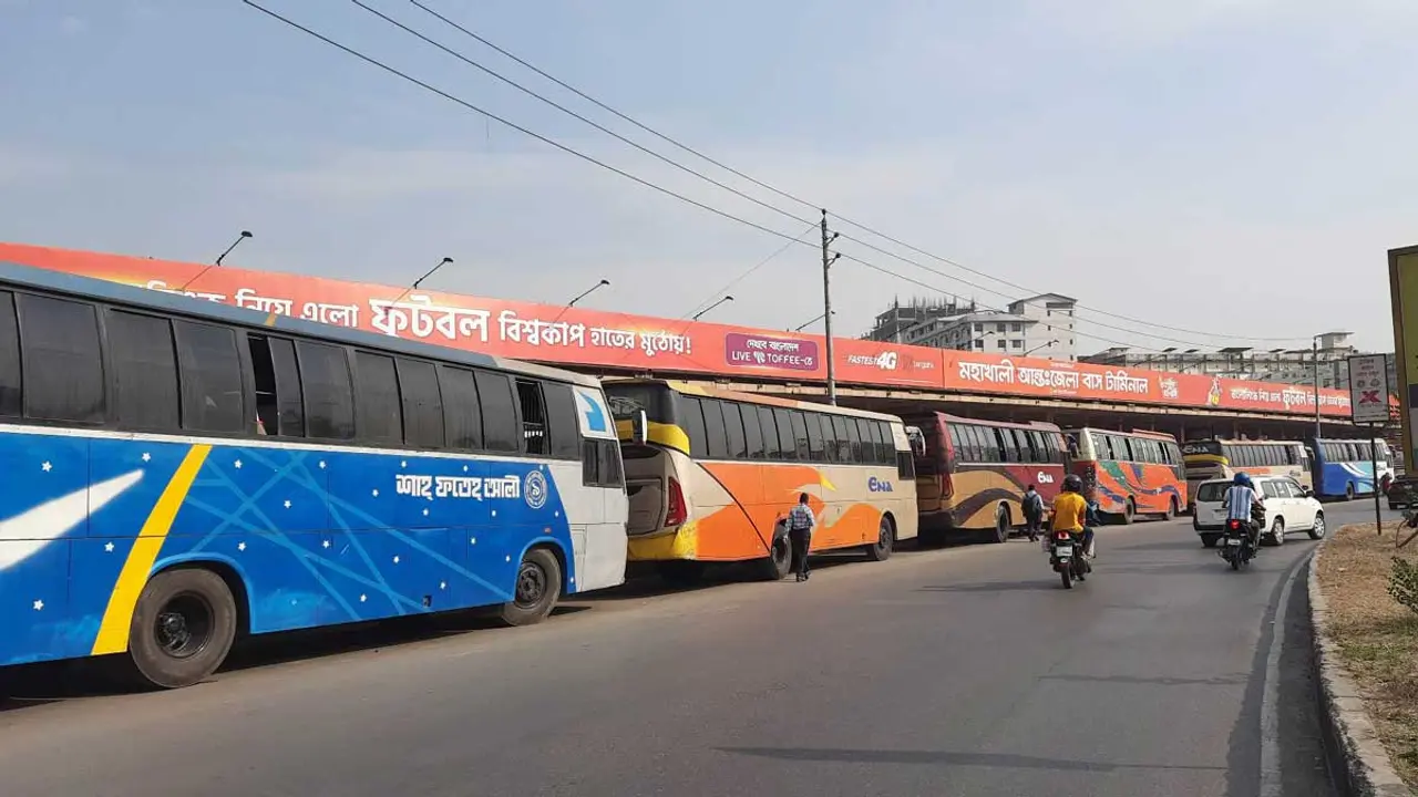 চাপের মুখে বাস বন্ধ রেখেছে মালিক-চালকরা
