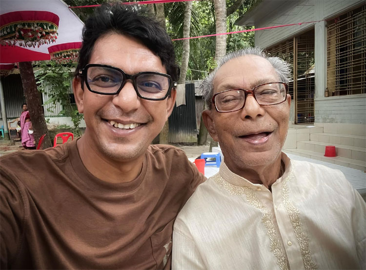 বাবার সঙ্গে চঞ্চল
