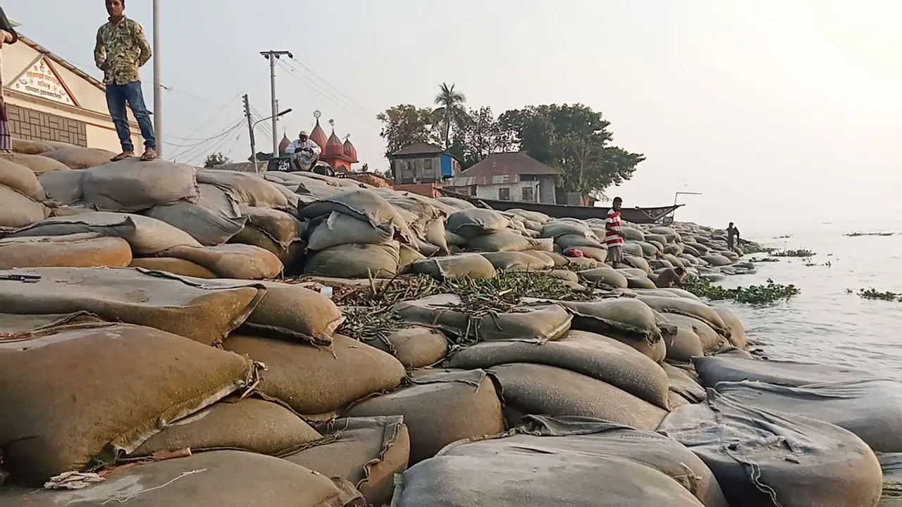 বর্ষা নয়, শীতে চাঁদপুর শহর রক্ষা বাঁধের সংস্কারের দাবি