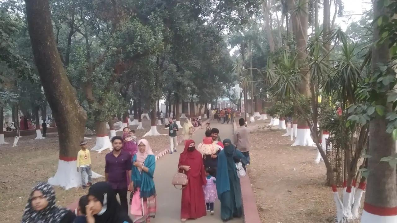 ছুটির দিনে চিড়িয়াখানায় শিশুদের মেলা