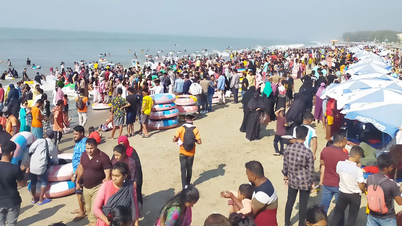 টানা ছুটিতে কক্সবাজার সৈকতে পর্যটকের ভিড়, ৫০ কোটি বাণিজ্যের আশা