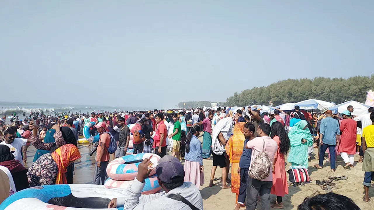 পর্যটকে ঠাসা কক্সবাজার, খাবারের বাড়তি দাম নেওয়ার অভিযোগ