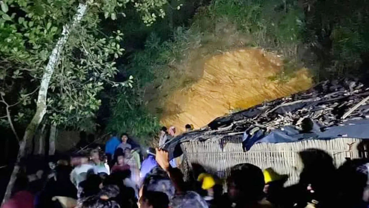 কক্সবাজারে পাহাড় ধসে একই পরিবারের ৪ জনের মৃত্যু