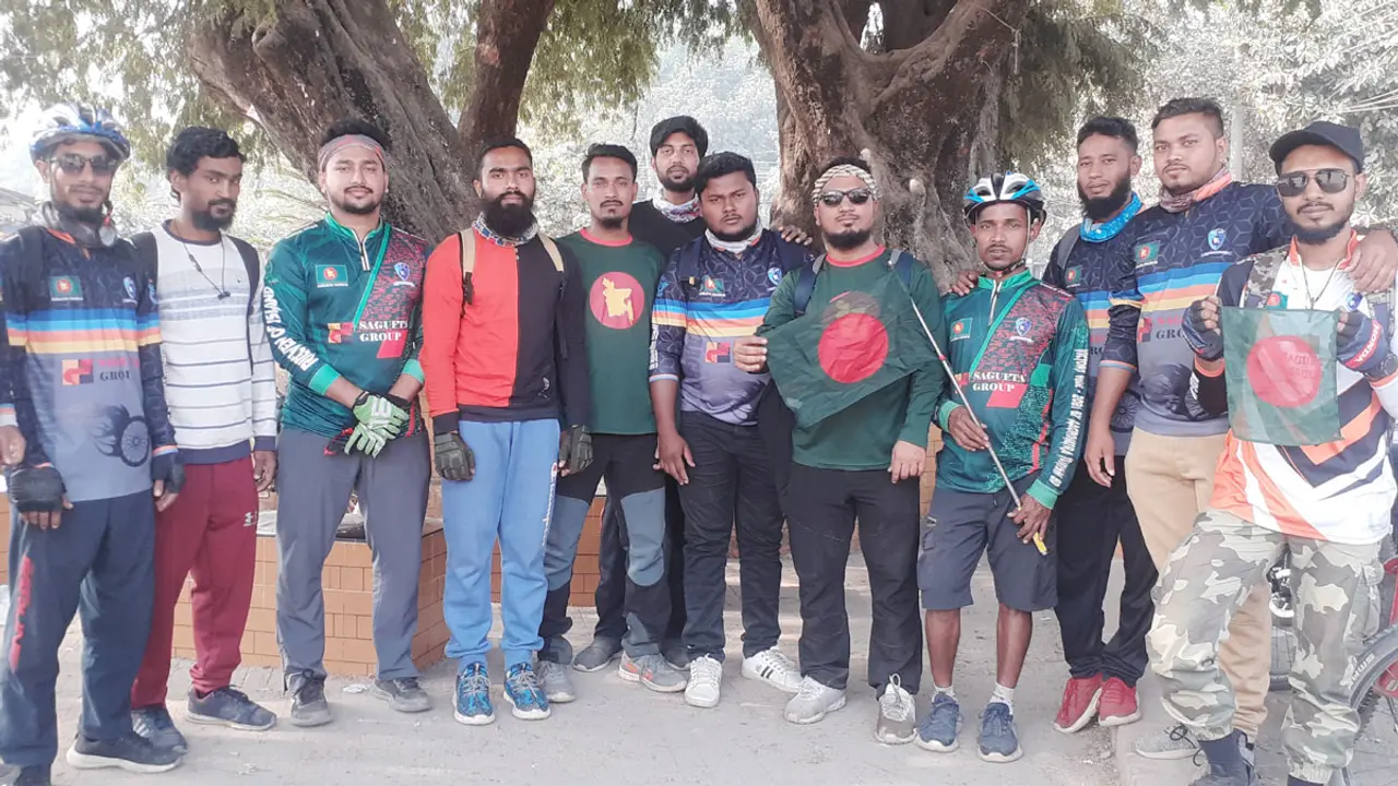 সাইকেল চালিয়ে ঢাকা থেকে তেঁতুলিয়ায় ১২ যুবক
