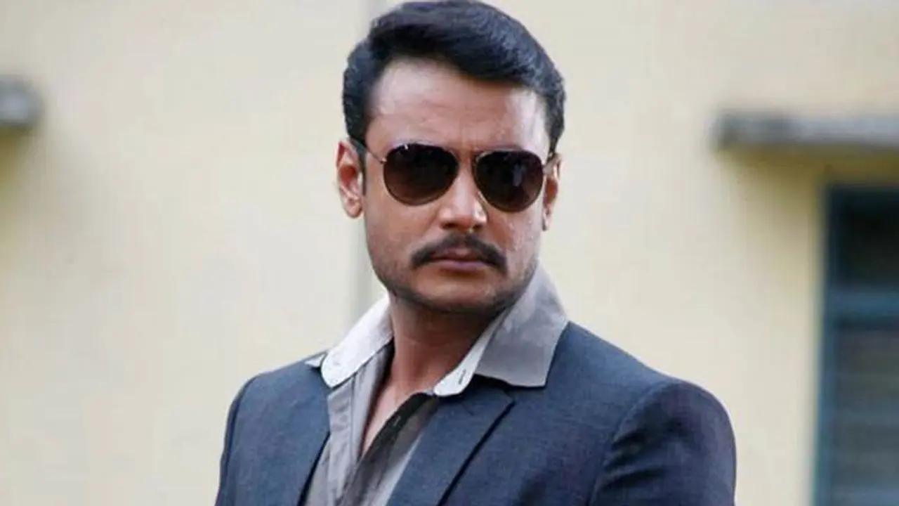 অভিনেতার মুখে জুতা ছুড়ল ব্যক্তি!