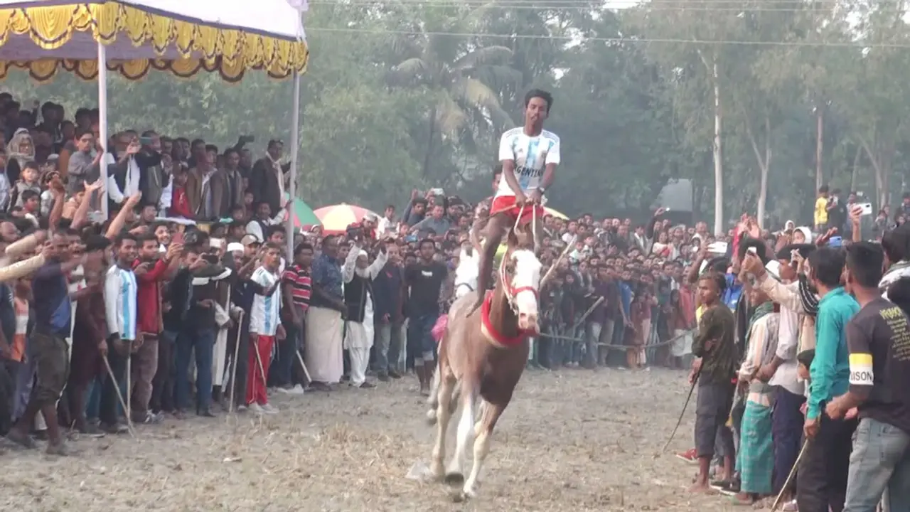 ডোমারে ঘোড়দৌড় দেখতে মানুষের ঢল