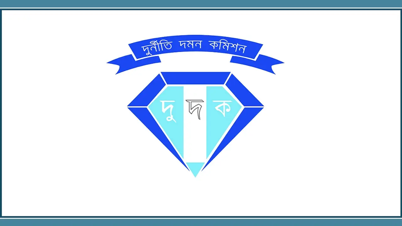 পুলিশ কর্মকর্তার স্ত্রীর হাতে আলাদিনের চেরাগ!