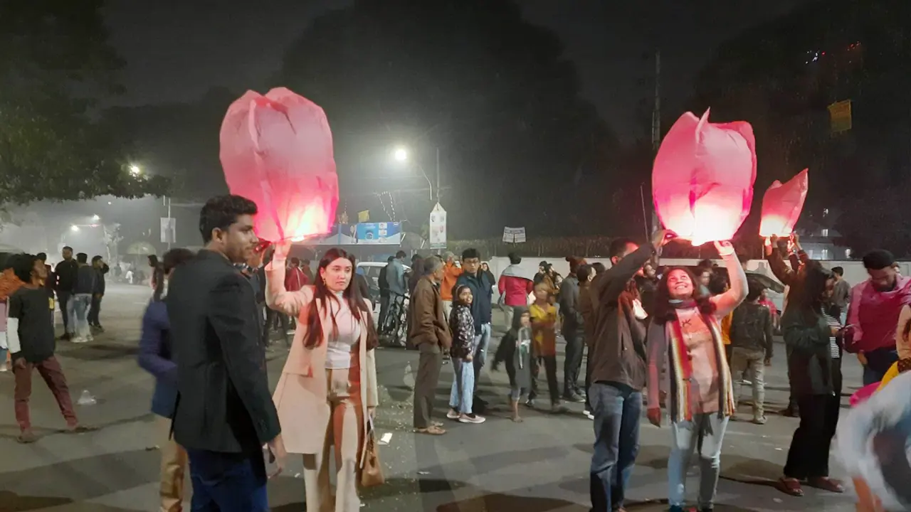 নিষেধাজ্ঞার পরও ঢাবিতে উড়ছে ফানুস