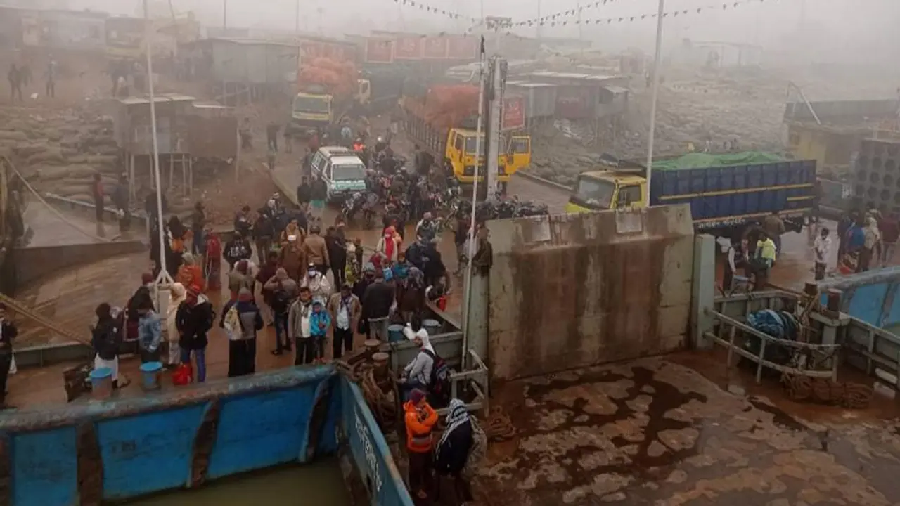 সোয়া ৩ ঘণ্টা পর দৌলতদিয়া-পাটুরিয়ায় ফেরি চলাচল শুরু