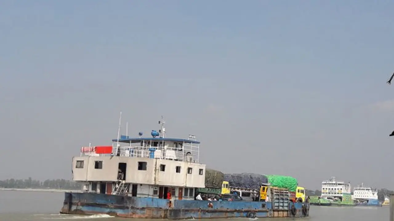 ৪ ঘণ্টা পর শরীয়তপুর-চাঁদপুর রুটে ফেরি চলাচল শুরু