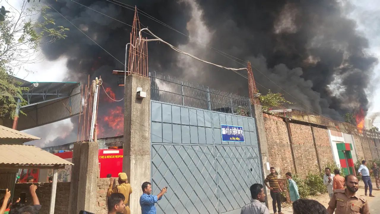গাজীপুরে তুলার গুদামে ভয়াবহ আগুন