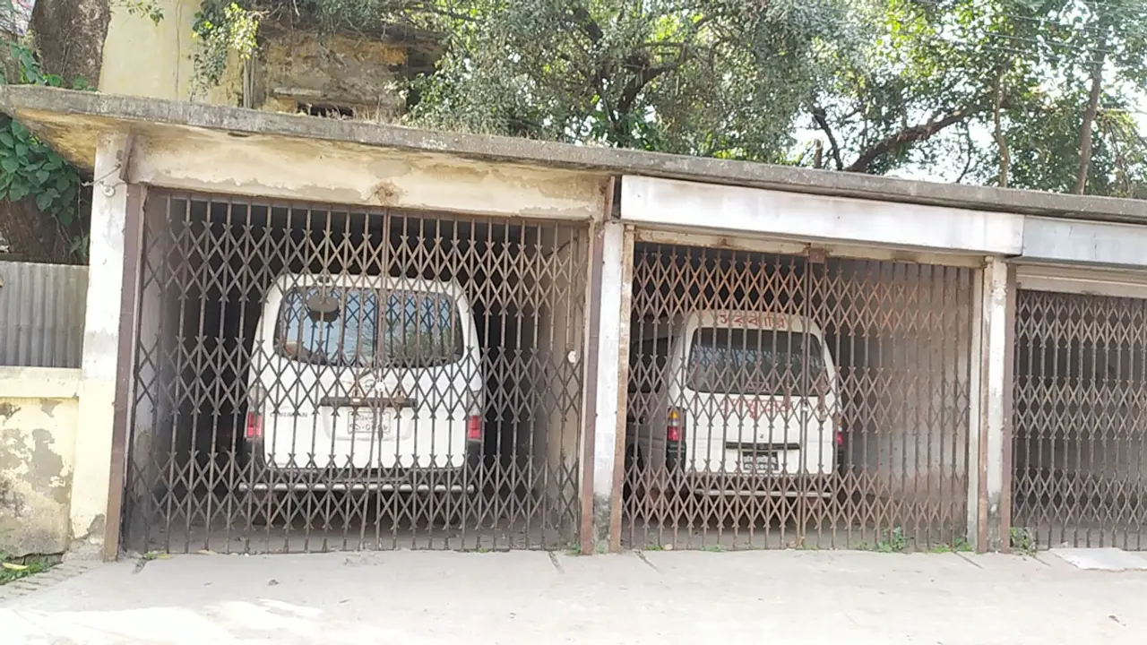 তেল বরাদ্দ না থাকায় দেড় মাস ধরে হাসপাতালের দুই অ্যাম্বুলেন্স বন্ধ