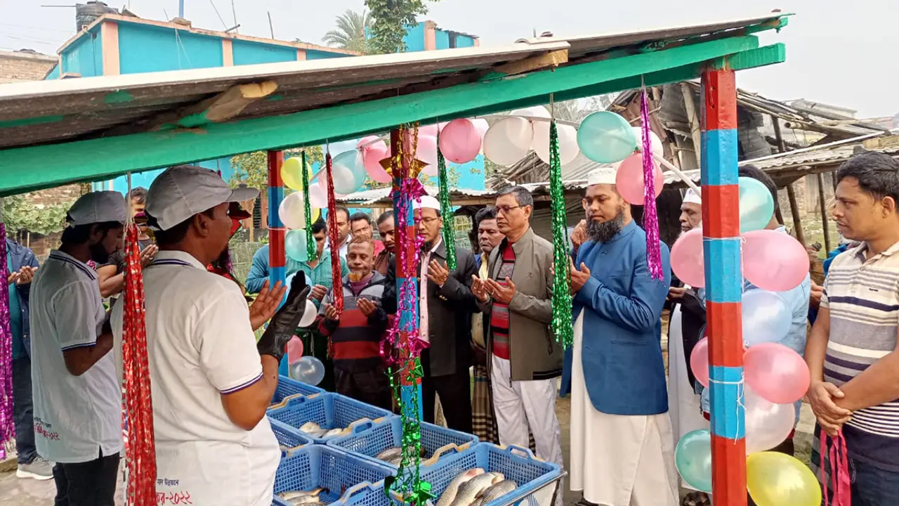 নজরুল এখন মডেল মাছ বিক্রেতা