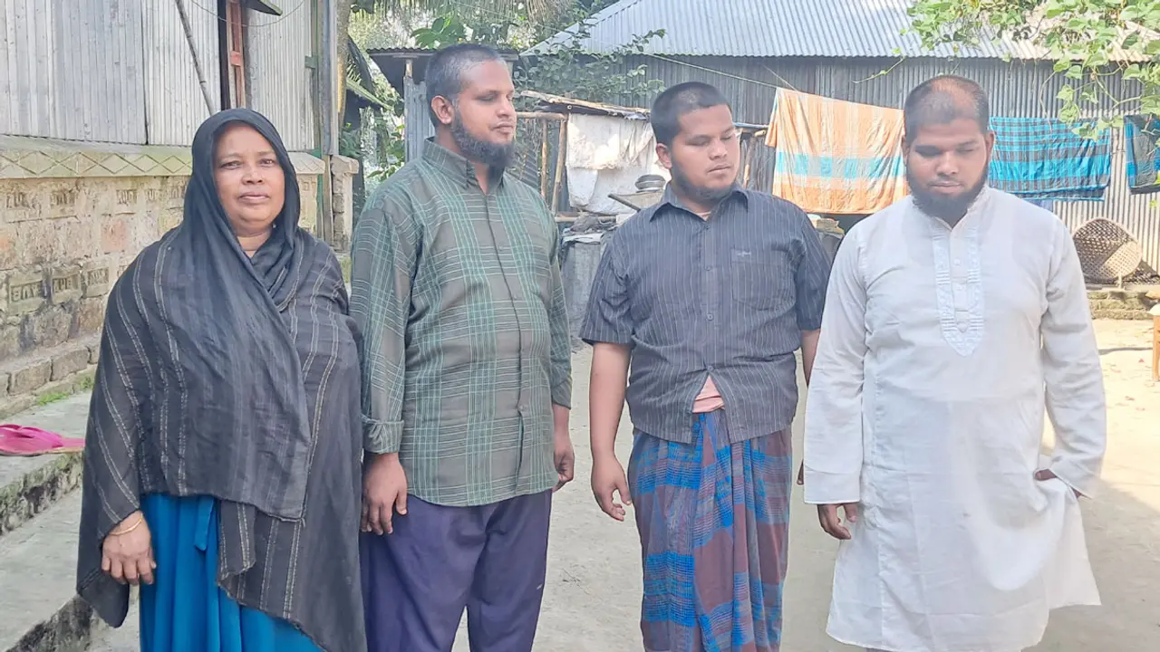 ঢাবিতে ভর্তি হয়েও অর্থের অভাবে দৃষ্টিপ্রতিবন্ধী মোকারমের পড়া বন্ধ