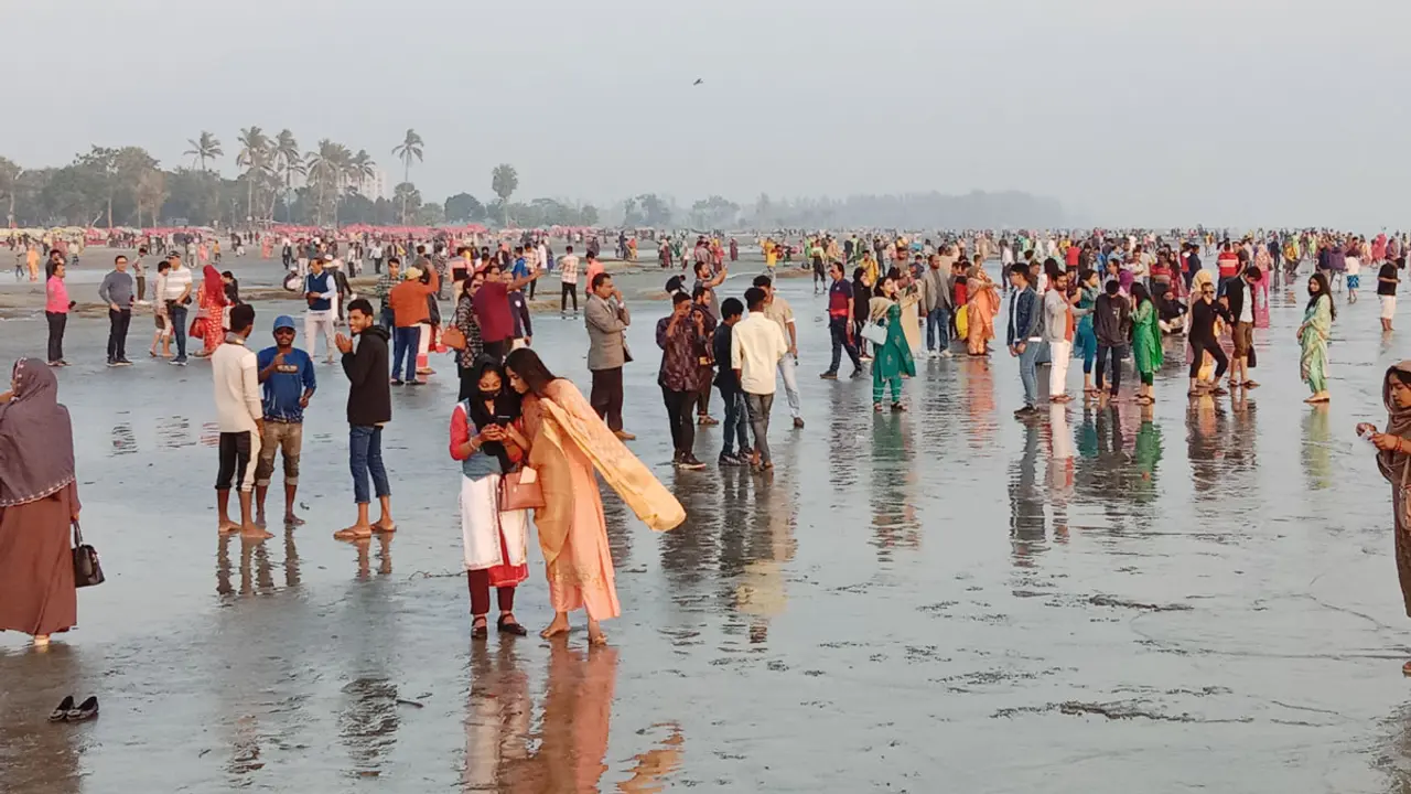 কুয়াকাটায় পর্যটকদের হয়রানির যেন শেষ নেই