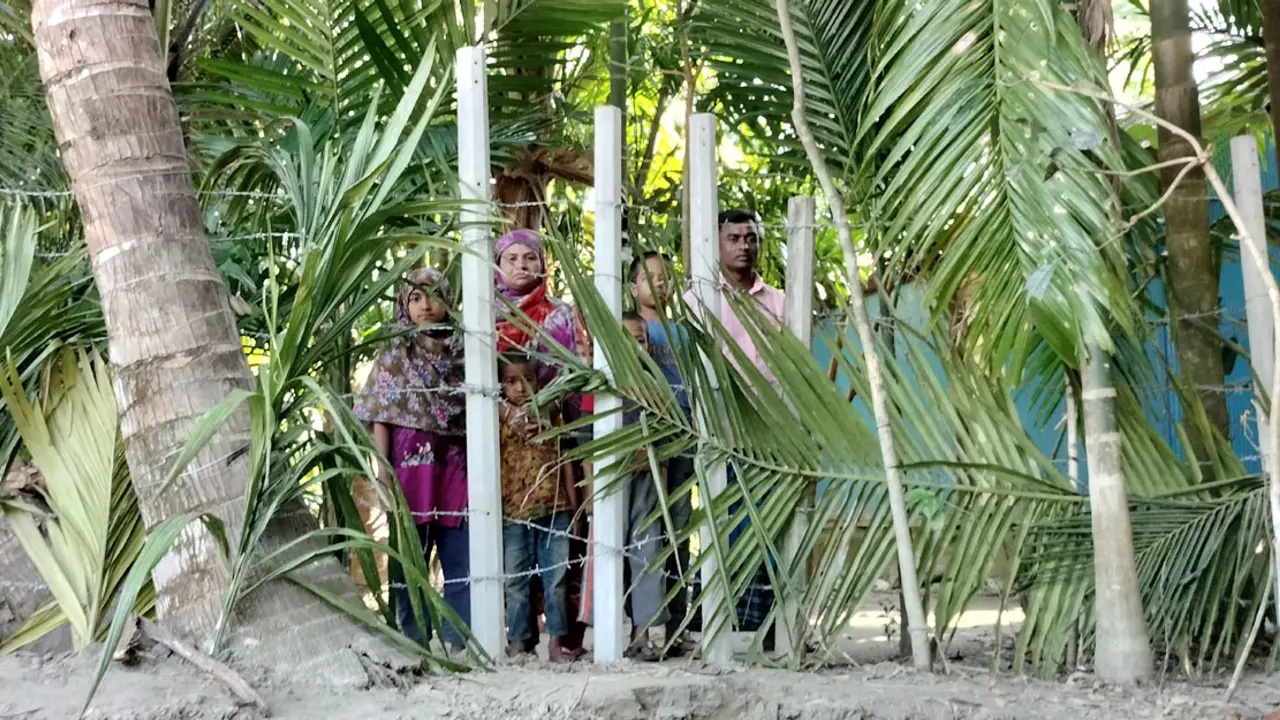 কাঁটাতারের বেড়ায় অবরুদ্ধ দুই পরিবার