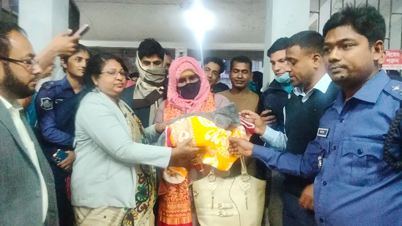 ময়লার স্তূপে পাওয়া নবজাতককে উপযুক্ত বাবা-মা দিলেন আদালত