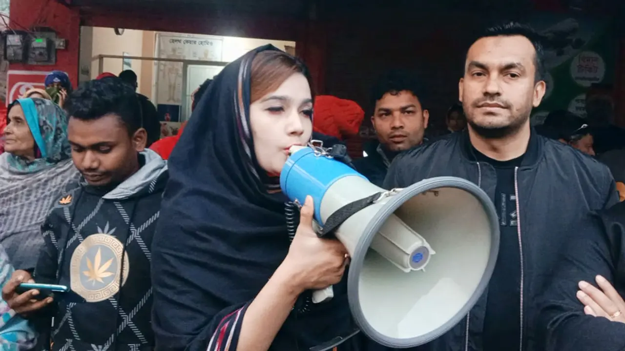 নির্বাচনী প্রচারণায় ভোট ও দোয়া চাইছেন চিত্রনায়িকা মাহিয়া মাহি