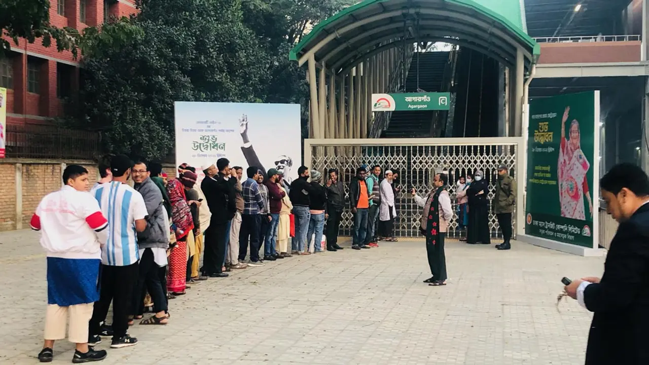 মেট্রোরেলে যাত্রা শুরু করতে অপেক্ষা যাত্রীদের
