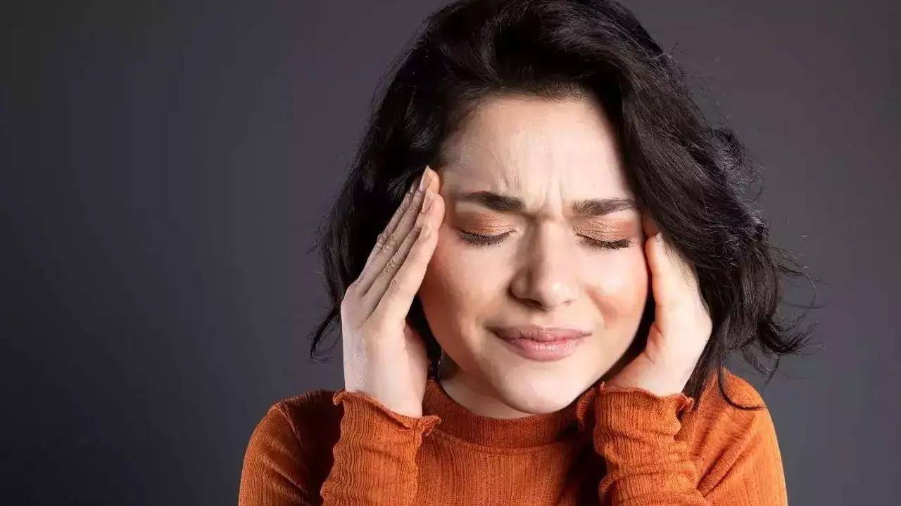 শীতে মাইগ্রেনের সমস্যা বাড়ছে? যা করতে পারেন
