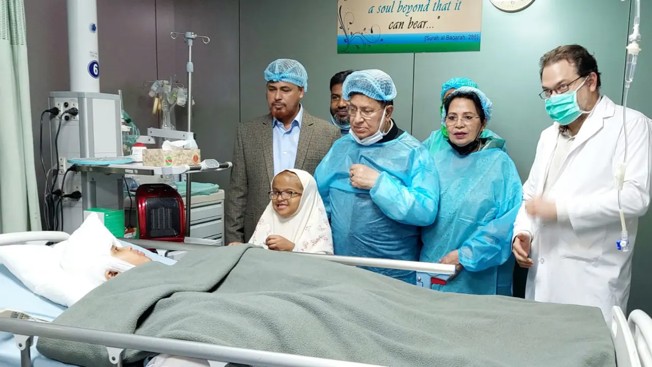 সিএমএইচে রাবেয়া-রোকেয়াকে দেখতে গেলেন পররাষ্ট্রমন্ত্রী
