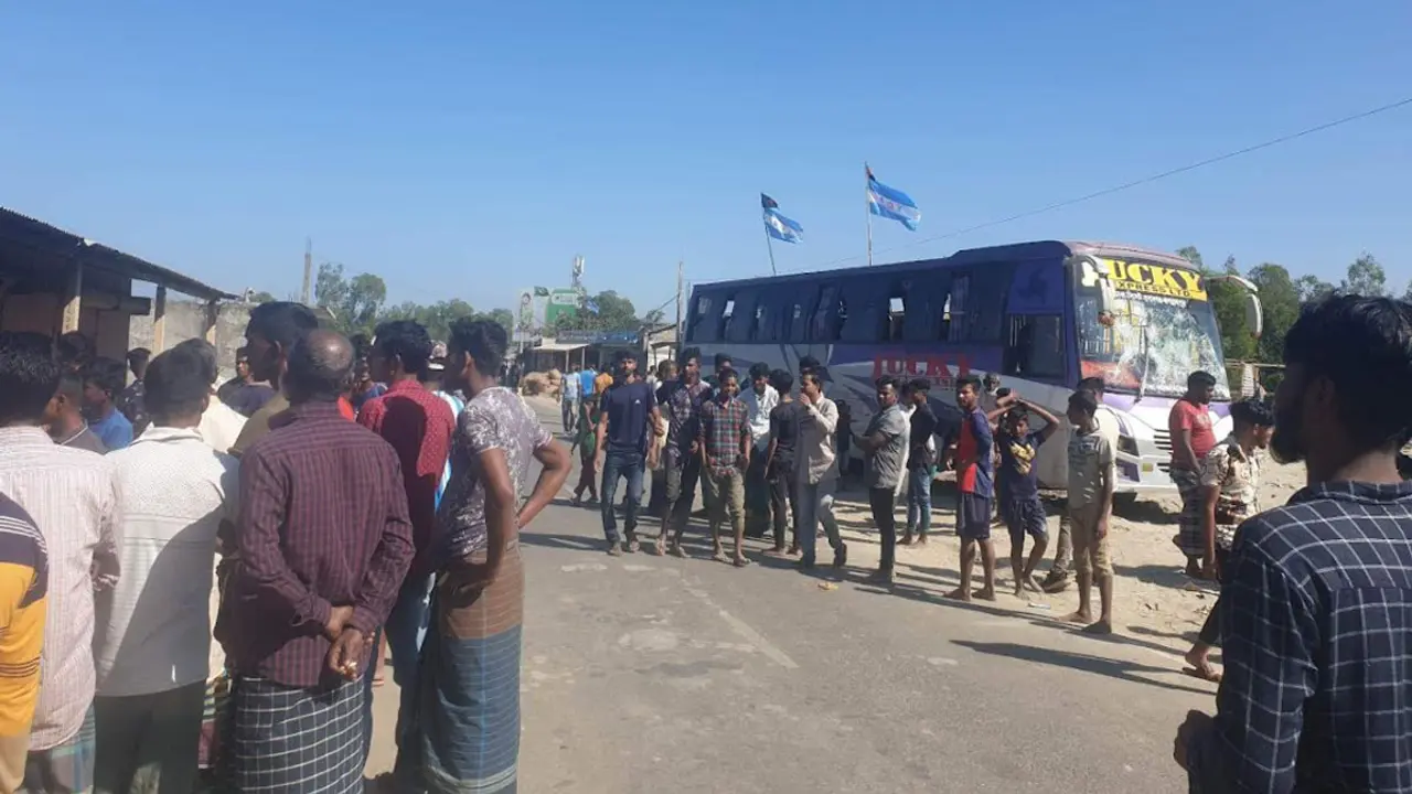 টিকিট কাটা নিয়ে টানাহেঁচড়া, হঠাৎ বাসচাপা দিল বৃদ্ধকে