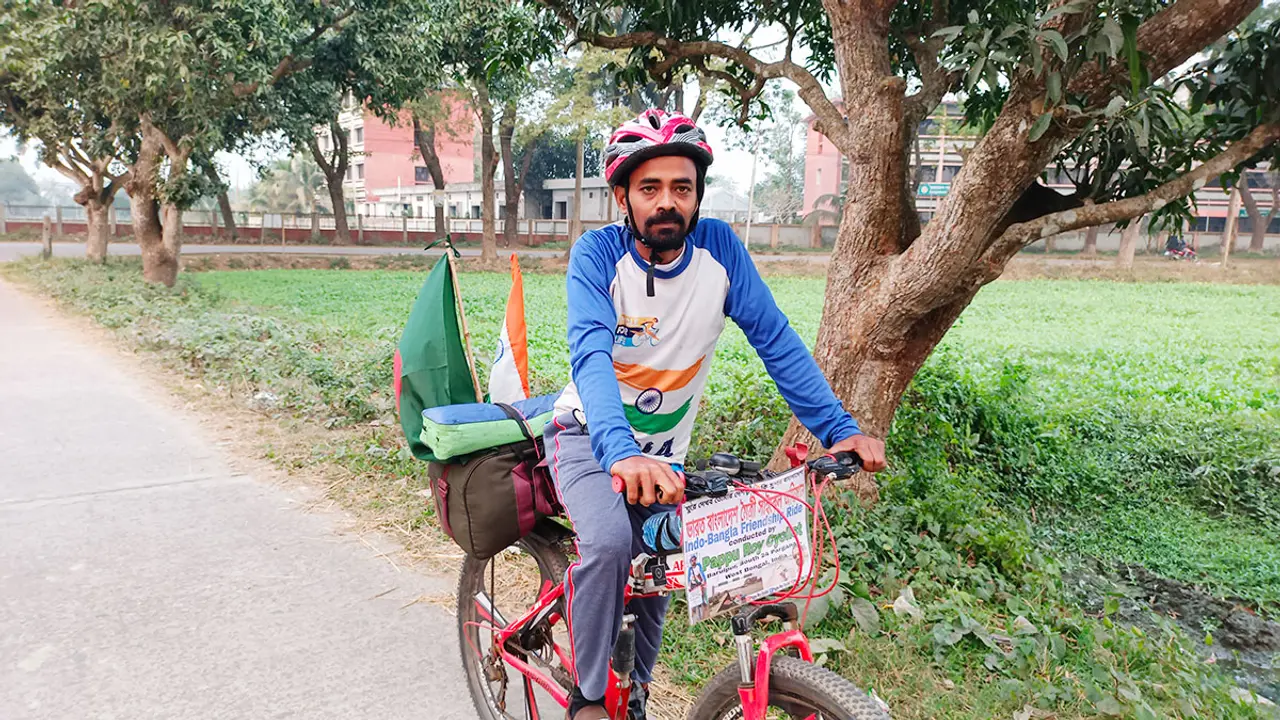 সাইকেল নিয়ে ভারত থেকে বাংলাদেশে পাপ্পু