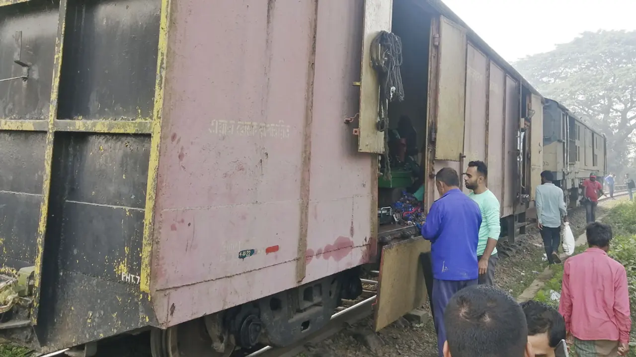 ময়মনসিংহ এক্সপ্রেসের বগি ফের লাইনচ্যুত, ট্রেন চলাচল বন্ধ
