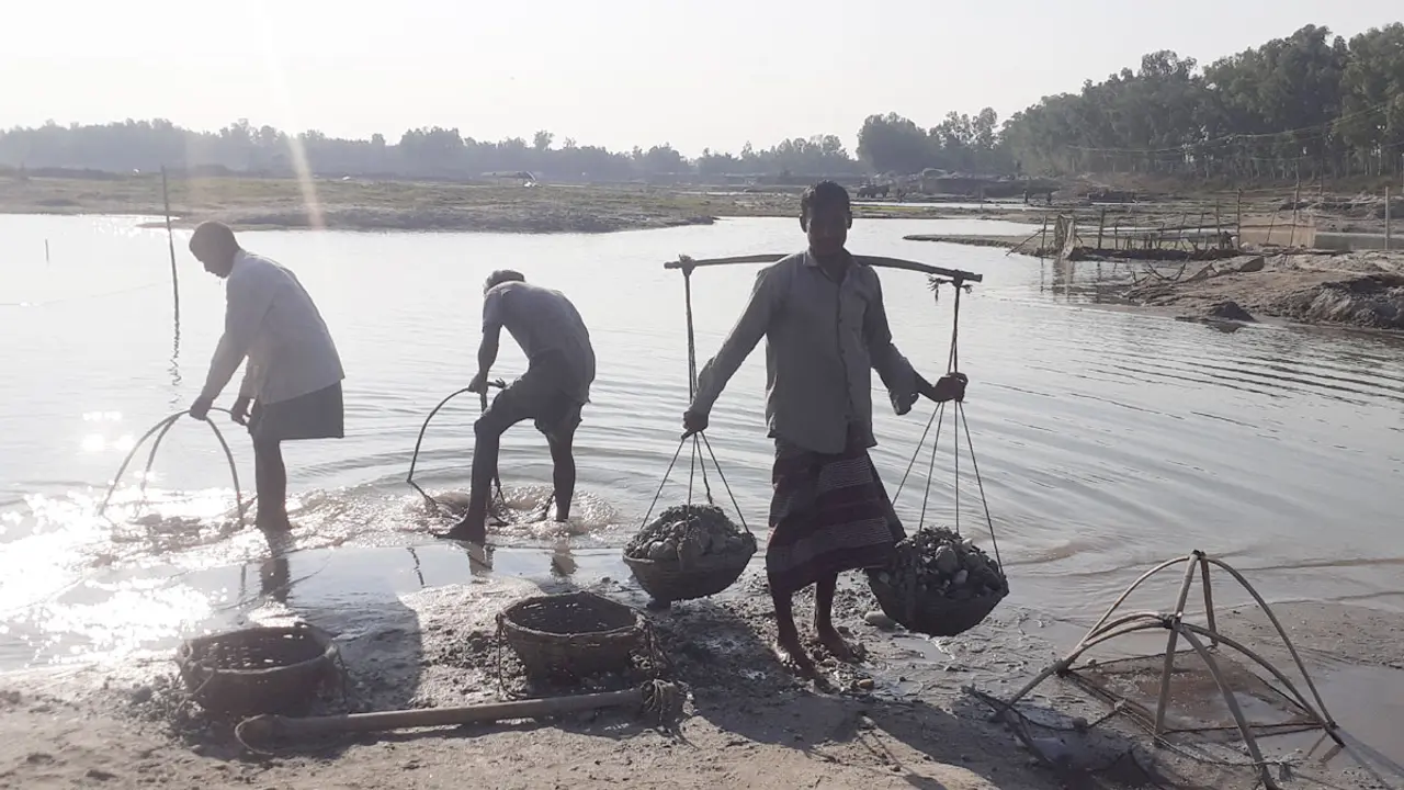 বরফজলে চলে জীবিকার লড়াই