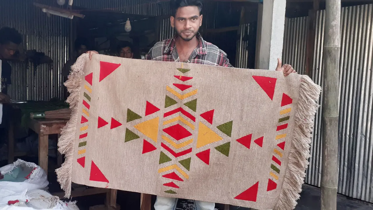 সাইদুলের কার্পেট কারখানায় কাজ করেন ৪০ জন, মাসে আয় ৫০ হাজার