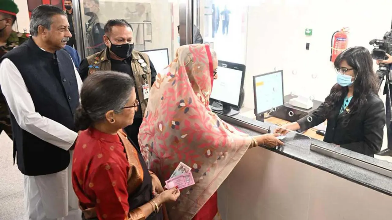 এমআরটি পাস কিনলেন প্রধানমন্ত্রী