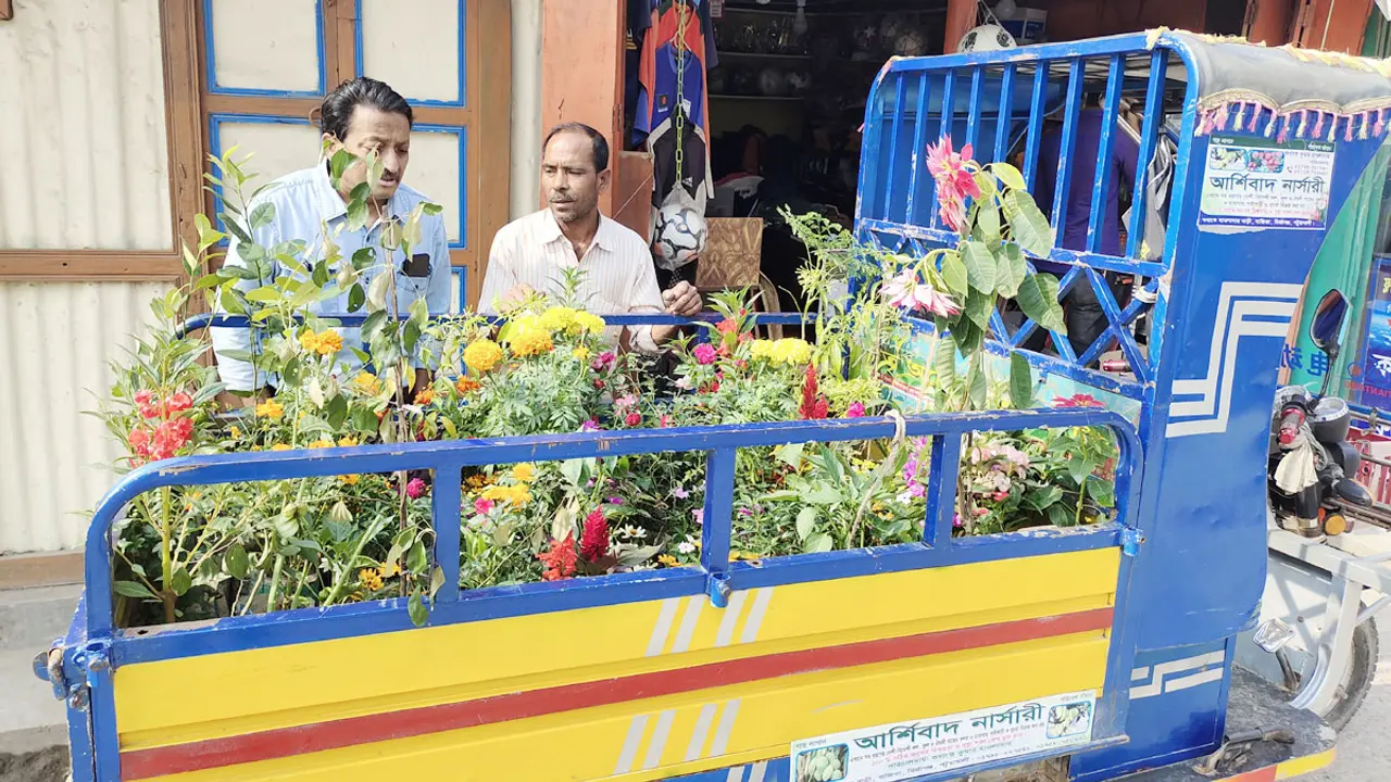মিনি ট্রাকে ফুলগাছ বিক্রি করে মাসে আয় লাখ টাকা