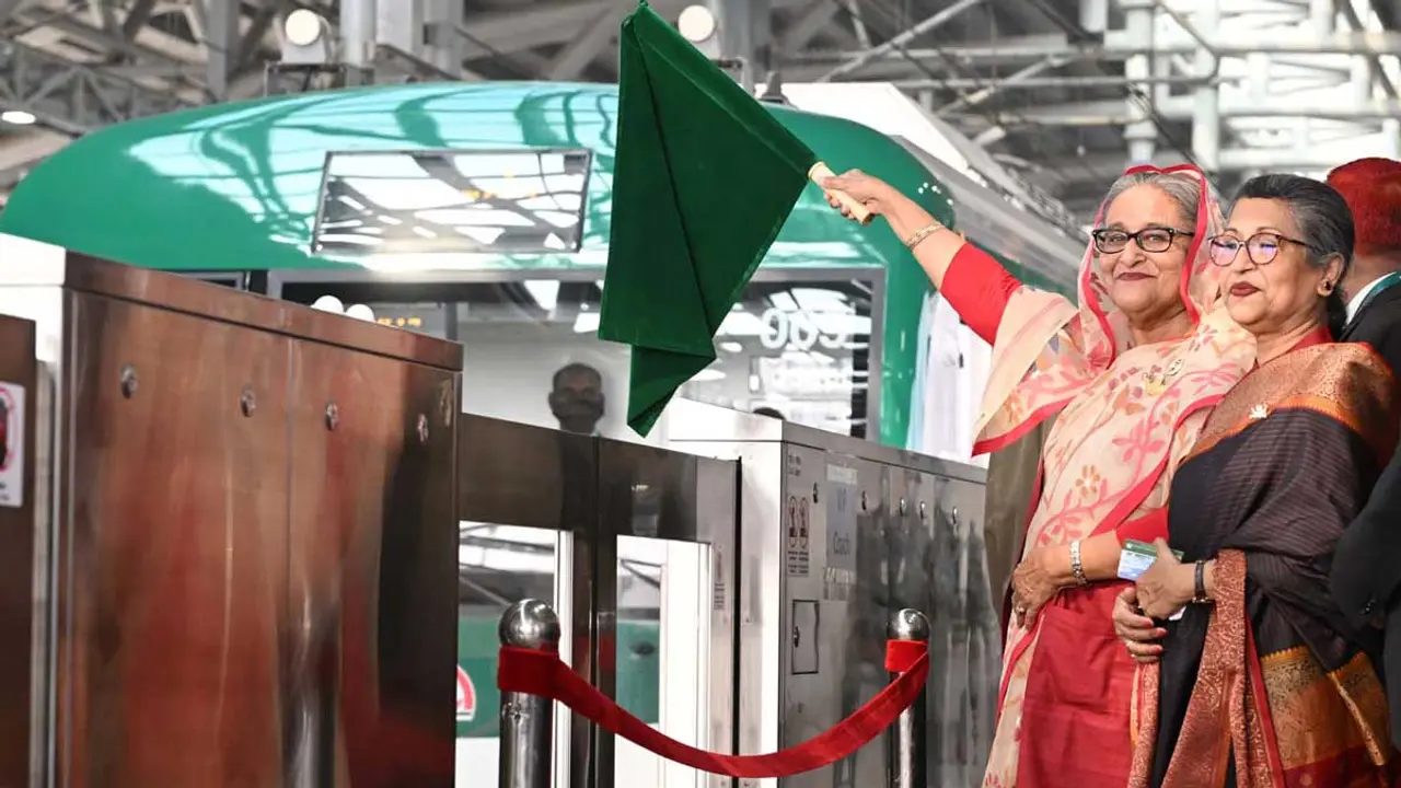 পতাকা নেড়ে মেট্রোরেলের প্রথম যাত্রার সূচনা করলেন প্রধানমন্ত্রী