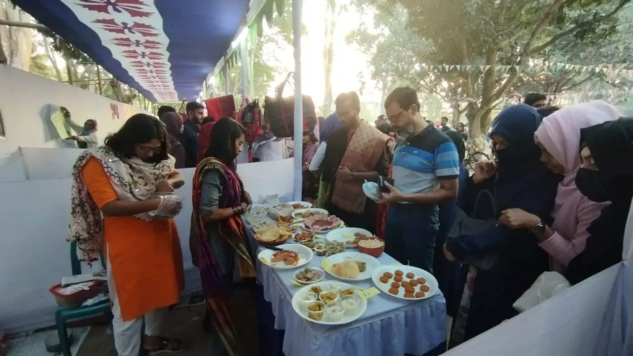 পিঠাপুলির উৎসবে মেতেছেন রাবি শিক্ষার্থীরা