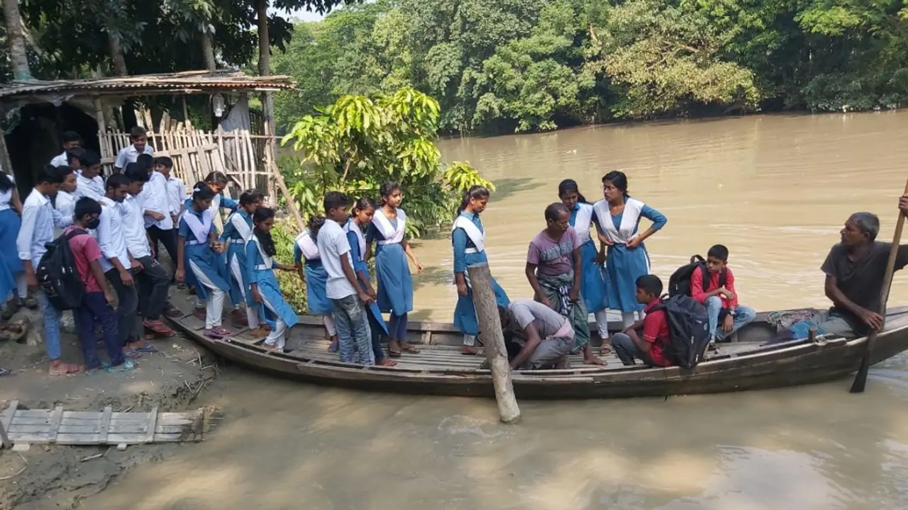 সন্তানদের স্কুলে পাঠিয়ে আতঙ্কে থাকেন অভিভাবকেরা
